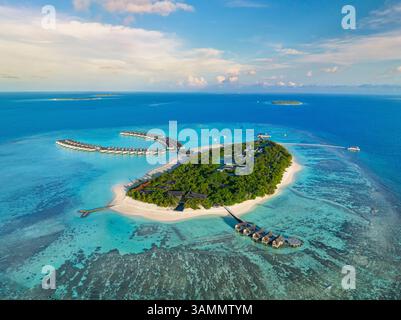 Vue aérienne de l'île de Kuredhivaru avec des bungalows luxueux et de belles eaux turquoises, atoll de Noonu, Maldives. Banque D'Images