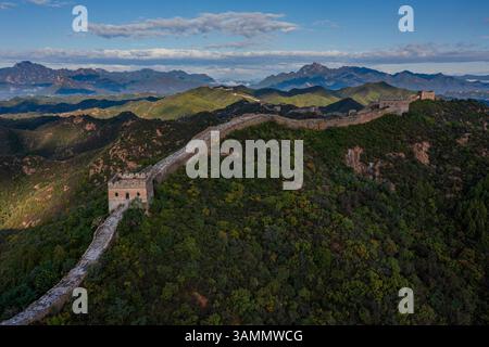 Vue aérienne du grand mur de jinshanling au milieu de montagnes majestueuses et paysage pittoresque, chengde, chine. Banque D'Images