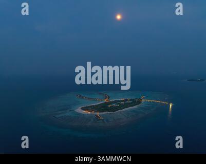 Vue aérienne de l'île de Kuredhivaru avec Resort de luxe et belle plage, atoll de Noonu, Maldives. Banque D'Images