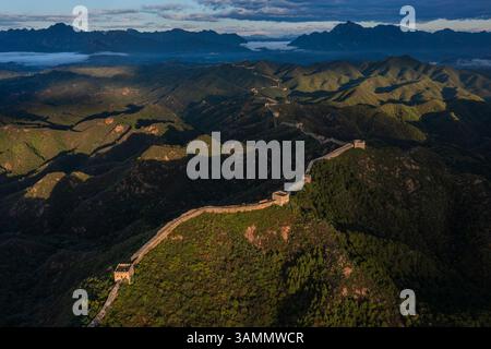 Vue aérienne de la majestueuse Grande Muraille de Jinshanling au milieu des montagnes escarpées et des vallées sereines, Chengde, Chine. Banque D'Images