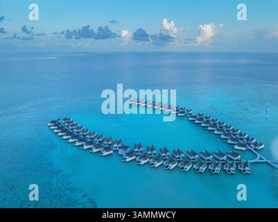 Vue aérienne de l'île de Kuredhivaru avec bungalows de luxe et océan turquoise, atoll de Noonu, Maldives. Banque D'Images
