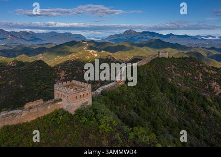 Vue aérienne du grand mur de jinshanling entouré de montagnes majestueuses et ciel pittoresque, Chengde, Chine. Banque D'Images