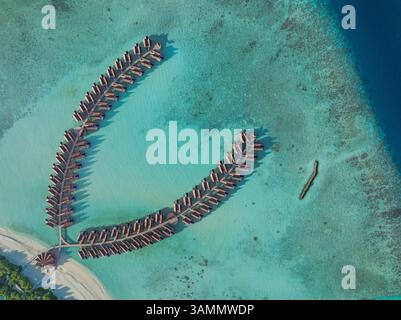 Vue aérienne de l'île de Kuredhivaru avec Resort de luxe et bungalows sur l'eau turquoise, atoll de Noonu, Maldives. Banque D'Images
