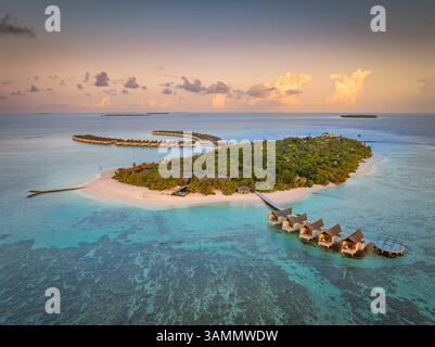 Vue aérienne de l'île de Kuredhivaru avec belle plage et complexe luxueux entouré par l'océan turquoise, atoll de Noonu, Maldives. Banque D'Images