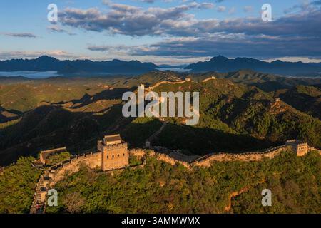 Vue aérienne du grand mur de jinshanling entouré de montagnes majestueuses et de paysages pittoresques, chengde, chine. Banque D'Images