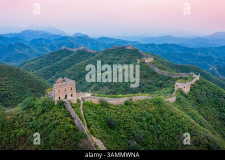 Vue aérienne de la vieille grande muraille de chine au milieu des montagnes majestueuses et du paysage serein, comté de Luanping, Chine. Banque D'Images