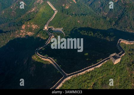 Vue aérienne de la majestueuse Grande Muraille de Jinshanling au milieu de belles montagnes et de verdure, comté de Luanping, Chine. Banque D'Images