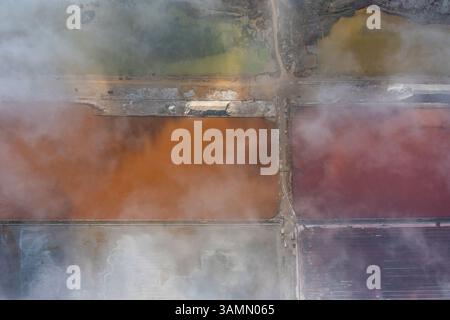 Vue aérienne du lac salé de Koyashskoye avec des nuages bas dans la région de Crimée, République autonome de Crimée, Ukraine. Banque D'Images