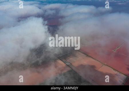 Vue aérienne du lac salé de Koyashskoye avec des nuages bas dans la région de Crimée, République autonome de Crimée, Ukraine. Banque D'Images