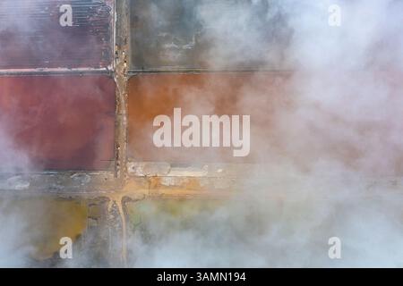 Vue aérienne du lac salé de Koyashskoye avec des nuages bas dans la région de Crimée, République autonome de Crimée, Ukraine. Banque D'Images