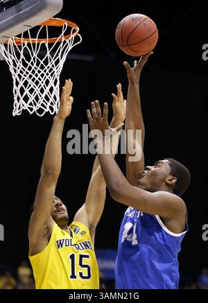 28 mars 2014 - Indianapolis, IN, États-Unis - le centre des Wildcats du Kentucky Dakari Johnson (44) dépasse l'attaquant des Wolverines du Michigan Jon Horford (15). Le Kentucky a battu le Michigan 75-72 au Midwest Regional dimanche 30 mars 2014, à Indianapolis. (Crédit image : © Sam riche/MCT/ZUMAPRESS.com) Banque D'Images