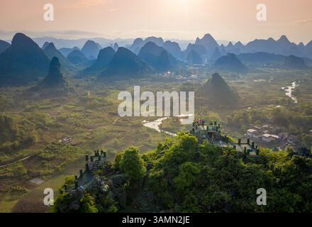 Vue aérienne de Moon Hill Yangshuo, un paysage vallonné pittoresque, comté de Yangshuo, Guilin, Guangxi Zhuang région autonome, Chine. Banque D'Images