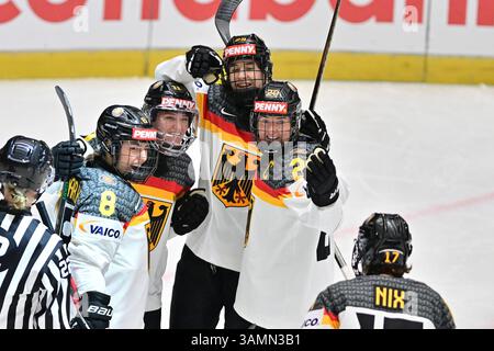 Budweis, République tchèque. 14 avril 2025. Les joueuses allemandes célèbrent leur premier but lors du Championnat mondial féminin de hockey sur glace de l’IIHF, Groupe B, match Allemagne vs Hongrie, Ceske Budejovice, République tchèque, 14 avril 2025. Crédit : Vaclav Pancer/CTK photo/Alamy Live News Banque D'Images