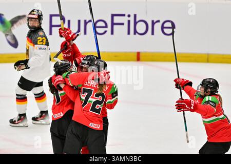 Budweis, République tchèque. 14 avril 2025. Les joueuses hongroises célèbrent le but égalisateur lors du Championnat du monde féminin de hockey sur glace de l’IIHF, Groupe B, match Allemagne vs Hongrie, Ceske Budejovice, République tchèque, le 14 avril 2025. Crédit : Vaclav Pancer/CTK photo/Alamy Live News Banque D'Images