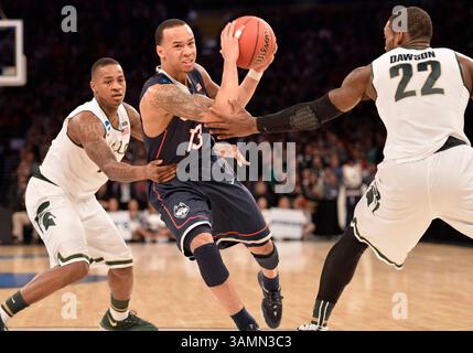 30 mars 2014 - New York City, NY, États-Unis - dimanche 30 mars 2014 : le garde des Huskies du Connecticut Shabazz Napier (13) se dirige vers le panier contre le garde des Spartans du Michigan State Keith Appling (11) et l'attaquant des Spartans du Michigan State Branden Dawson (22) lors de la première moitié du tournoi de la finale régionale de basket-ball de l'est entre Michigan State et UConn au Madison Square Garden à New York City, NYA. Bill Shettle / Cal Sport Media. (Crédit image : © Bill Shettle/Cal Sport Media/ZUMAPRESS.com) Banque D'Images