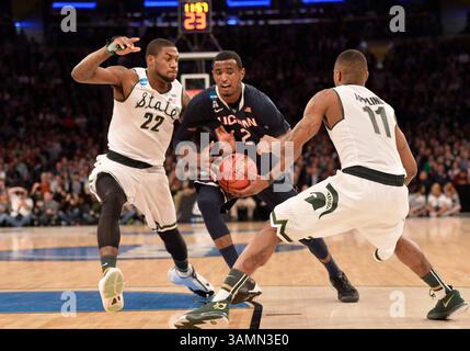 30 mars 2014 - New York City, NY, USA - dimanche 30 mars 2014 : DeAndre Daniels (2), attaquant des Huskies du Connecticut, se dirige vers le panier contre Branden Dawson (22), attaquant les Spartans du Michigan State, et Keith Appling (11), le garde des Spartans du Michigan State, lors de la première moitié du tournoi de la finale régionale de basket-ball de l'est entre Michigan State et UConn au Madison Square Garden à New York. Bill Shettle / Cal Sport Media. (Crédit image : © Bill Shettle/Cal Sport Media/ZUMAPRESS.com) Banque D'Images
