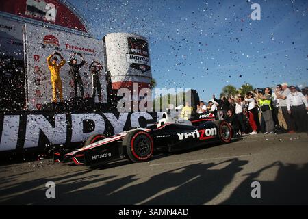 30 mars 2014 - Petersburg, Florida, U.S. - CHRIS ZUPPA | Times . Les trois premiers finisseurs, Ryan Hunter-Reay (à gauche), Will Power (au centre) et Helio Castroneves célèbrent leurs deuxième, première et troisième victoires respectivement au Firestone Grand Prix de Petersburg le dimanche 30/03/2014. (Crédit image : © Chris Zuppa/Tampa Bay Times/ZUMAPRESS.com) Banque D'Images