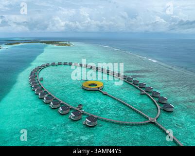 Malè, Maldives - 21 décembre 2023 : vue aérienne du Ritz Carlton Luxury Hotel and Resort sur l'île de Fari, Maldives. Banque D'Images