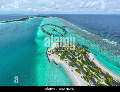 Malè, Maldives - 21 décembre 2023 : vue aérienne du Ritz Carlton Luxury Hotel and Resort sur l'île de Fari, Maldives. Banque D'Images