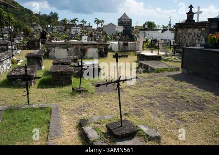 16 avril 2013 - Saint-Denis, la Réunion, France - cimetière de Saint Paul, l'ancienne capitale de la rencontre, et il dégage encore un certain caractère colonial, plus un caractère tropical se fait sentir dans ses bâtiments historiques, que l'on découvre en vous promenant autour de la promenade, flanquée de plusieurs vieux canons et différentes noix de coco. Le seul monument en tant que tel est son cimetière Marin, qui est en bon état. Ce beau coin nous rappelle le passé de la Réunion, comme quand elle était un refuge pour les pirates. En fait, voici les tombes de pirates célèbres comme Olivier le Vasseur, appelé 'la buse' signifiant le Banque D'Images