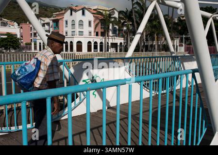 16 avril 2013 - Saint-Denis, la Réunion, France - un des ponts qui traverse le centre de la ville de Saint Leu. La ville de Saint-Leu est située dans le département de la Réunion de la région française la Réunion. La ville de Saint-Leu est située dans le quartier de Saint-Paul. (Crédit image : © Sergi Reboredo/ZUMA Wire/ZUMAPRESS.com) Banque D'Images