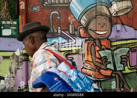 16 avril 2013 - Saint-Denis, Île de la Réunion, France - graffiti sur le mur. Le passé île pirate de la Réunion est présent dans tous les coins. Pas la seule histoire étrange racontée. Tout le monde parle, par exemple, pirate la buse, qui après avoir payé son bateau au large des côtes de l'île, a décidé d'enterrer son énorme trésor à l'intérieur pour que personne ne puisse récupérer. Il y a encore ceux qui le cherchent. Ou Sitarane méchant dont le tombeau dans le cimetière de Saint-Pierre, les cultes ont lieu tous les soirs. Pirates, bandits et esclaves, réels ou fictifs, viennent se retrouver dans la tournée de la Réunion. Comme pour trouver un large mélange de races, traditio Banque D'Images