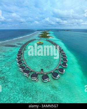 Malè, Maldives - 21 décembre 2023 : vue aérienne du Ritz Carlton Luxury Hotel and Resort sur l'île de Fari, Maldives. Banque D'Images