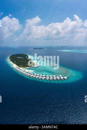 Dhigurah, Maldives - 09 décembre 2023 : vue aérienne de la résidence Amilla, un complexe de luxe sur les archipels des Maldives. Banque D'Images