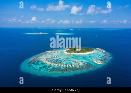Dhigurah, Maldives - 09 décembre 2023 : vue aérienne du Centara Grand Island Resort and Spa sur les archipels des Maldives. Banque D'Images
