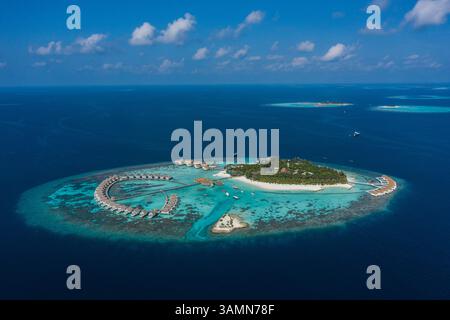 Dhigurah, Maldives - 09 décembre 2023 : vue aérienne du Centara Grand Island Resort and Spa sur les archipels des Maldives. Banque D'Images