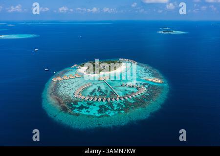 Dhigurah, Maldives - 09 décembre 2023 : vue aérienne du Centara Grand Island Resort and Spa sur les archipels des Maldives. Banque D'Images