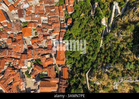Vue aérienne panoramique de Kotor, une petite ville du Monténégro. Banque D'Images