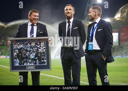 29 mars 2014 - Melbourne, VICTORIA, AUSTRALIE - LEIGH BROXHAM (6) milieu de terrain de Melbourne Victory reçoit un prix avant le début du match lors de la 24e ronde entre Melbourne Victory et Sydney FC lors de la saison 2013/2014 de la Hyundai A-League australienne à AAMI Park. (Crédit image : © Tom Griffiths/ZUMA Wire/ZUMAPRESS.com) Banque D'Images