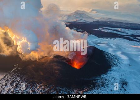 Vue aérienne du volcan Plosky Tolbachik en éruption, Kamtchatka, Russie Banque D'Images