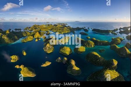 Vue aérienne de l'île de Wajag à Raja Ampat, Indonésie Banque D'Images