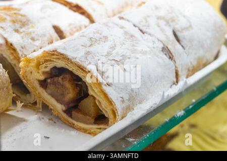 Strudels de pommes exposés à la boulangerie Brick Lane Beigel Bake à Londres Banque D'Images
