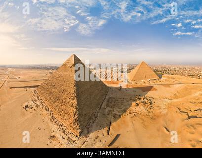 Vue aérienne des grandes pyramides de Gizeh en Egypte Banque D'Images