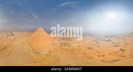 Vue aérienne des pyramides en Egypte pendant la nuit. Banque D'Images