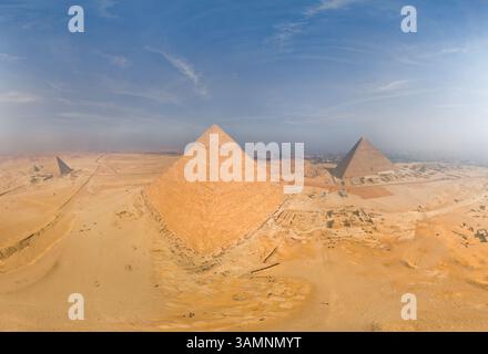Vue aérienne des pyramides en Egypte pendant la nuit. Banque D'Images