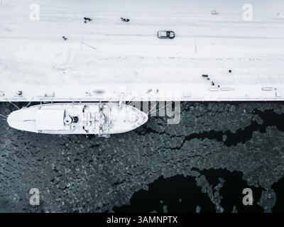 Vue aérienne de la marina avec glace gelée et paysage enneigé, Tallinn, Harju, Estonie. Banque D'Images