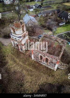 Vue aérienne des ruines de l'église du Seigneur de la conversion dans un paysage rural pittoresque, Rudamina, Lituanie. Banque D'Images