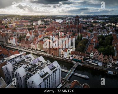 Vue aérienne de la belle vieille ville avec des bâtiments historiques et l'église Sainte-Marie le long de la pittoresque rivière Motlawa, Gdansk, Pologne. Banque D'Images