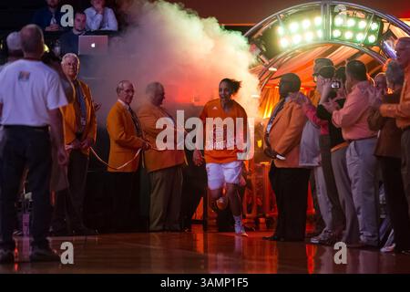 20 février 2014 - Knoxville, TN, États-Unis - 20 février 2014 :Cierra Burdick #11 des Tennessee Lady Volunteers s'impose sur le terrain avant le match de basket-ball de la NCAA entre les Lady vols de l'Université du Tennessee et les Auburn Tigers à Thompson-Boling Arena à Knoxville, TN(crédit image : © photographe :Tim Gangloff/Cal Sport Media/ZUMAPRESS.com) Banque D'Images