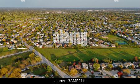 Vue aérienne du quartier résidentiel de banlieue. Une vue aérienne à grand angle mettant en valeur un vaste quartier de banlieue avec des maisons bien agencées Banque D'Images