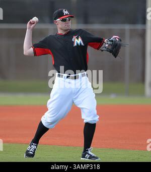 20 février 2014 - Jupiter, FL, États-Unis - Jeff Baker, infidieur des Miami Marlins, lance lors d'une séance d'entraînement de printemps au Roger Dean Stadium à Jupiter, Floride, le jeudi 20 février 2014. (Crédit image : © David Santiago/MCT/ZUMAPRESS.com) Banque D'Images
