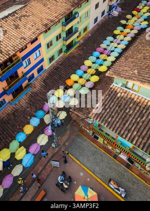 Vue aérienne des bâtiments colorés et des toits avec des parasols vibrants dans les rues, Guatape, Colombie. Banque D'Images