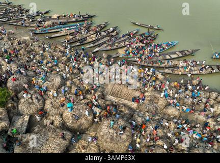 Vue aérienne du marché de jute brut animé avec des bateaux traditionnels en bois et une activité communautaire dynamique le long de la rivière, Chinadulli, Islampur, Mymensingh Banque D'Images