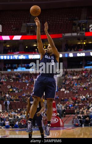15 janvier 2014 : Gerald Henderson (9 ans), le garde des Bobcats de Charlotte, tire la balle pendant le match NBA entre les Bobcats de Charlotte et les 76ers de Philadelphie au Wells Fargo Center à Philadelphie, en Pennsylvanie. Les 76ers gagnent 95-92. Christopher Szagola/Cal Sport Media(image crédit : © Chris Szagola/Cal Sport Media/ZUMAPRESS.com) Banque D'Images