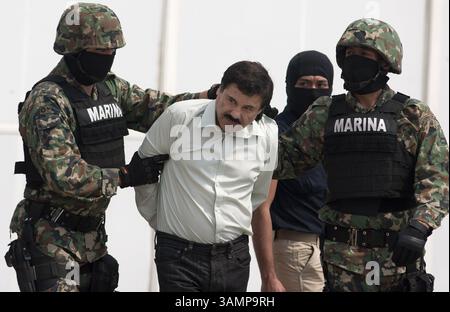 22 février 2014 - Mexico, Mexique - après avoir échappé à la capture pendant plus d'une douzaine d'années, le patron légendaire de l'une des opérations de trafic de drogue les plus puissantes et les plus meurtrières au monde a été capturé dans un raid surprise sur une tour d'hôtel-condominium en bord de mer dans une station balnéaire mexicaine animée. JOAQUIN 'El CHAPO' GUZMAN, qui s'est évadé de manière tristement célèbre en 2001 d'une prison de haute sécurité dans un chariot de blanchisserie, a été arrêté tôt samedi à Mazatlan sans qu'un seul coup de feu ait été tiré, ont déclaré les autorités. (Crédit image : © Prensa Internacional/ZUMAPRESS.com) Banque D'Images