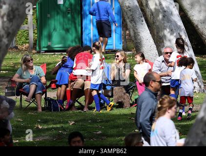 22 février 2014 - la, CA, États-Unis - Singer Seal regarde ses enfants jouer au football dans un parc de Brentwood le 22 février 2014 à LOS ANGELES (crédit image : © Niko/Ace Pictures/ZUMAPRESS.com) Banque D'Images